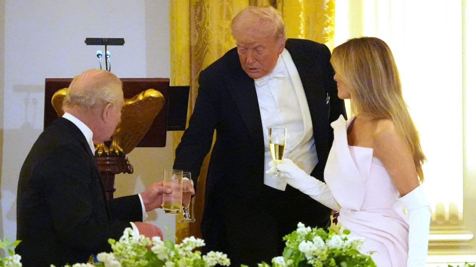 Βίντεο: Η Μελάνια τραβάει το χέρι της από τον Τραμπ ενώ ποζάρουν με το βασιλικό ζεύγος