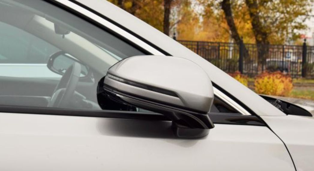 Ο λόγος που δεν πρέπει να κλείνετε τους καθρέφτες του ΙΧ όταν παρκάρετε