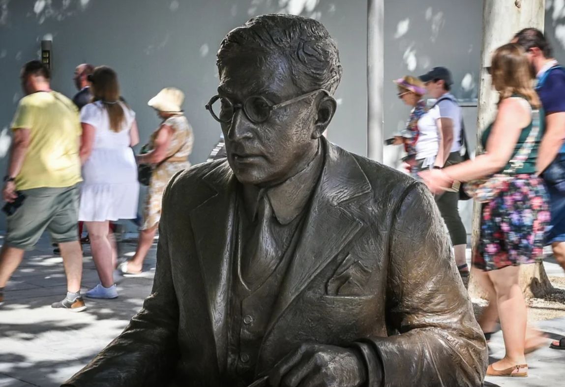 Λαοθάλασσα για να κάτσουν στο παγκάκι με… τον Καβάφη