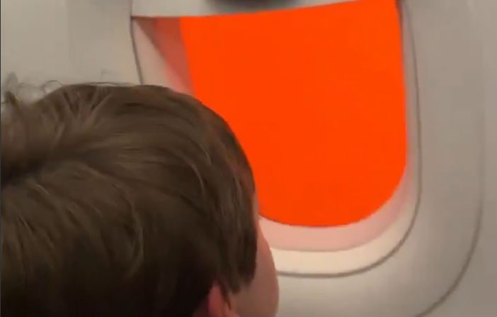 Απόκοσμο θέαμα: Επιβάτες αεροπλάνου κατέγραψαν τον πορτοκαλί ουρανό της Κρήτης (βίντεο)