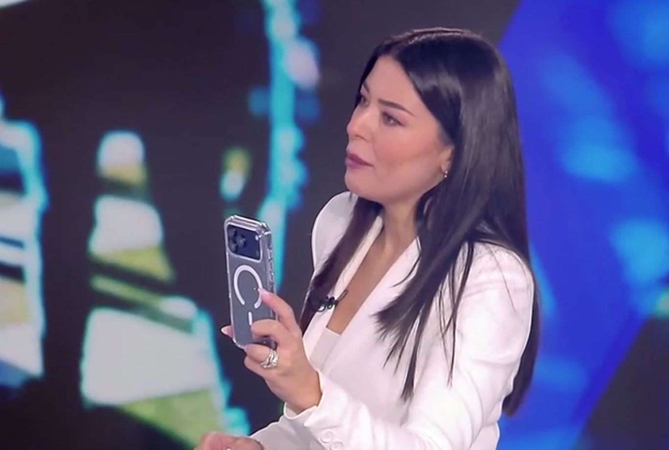 «Με χτυπήσατε; Μην με διακόπτετε»: Η Αφροδίτη Λατινοπούλου μιμείται τη Ζωή Κωνσταντοπούλου