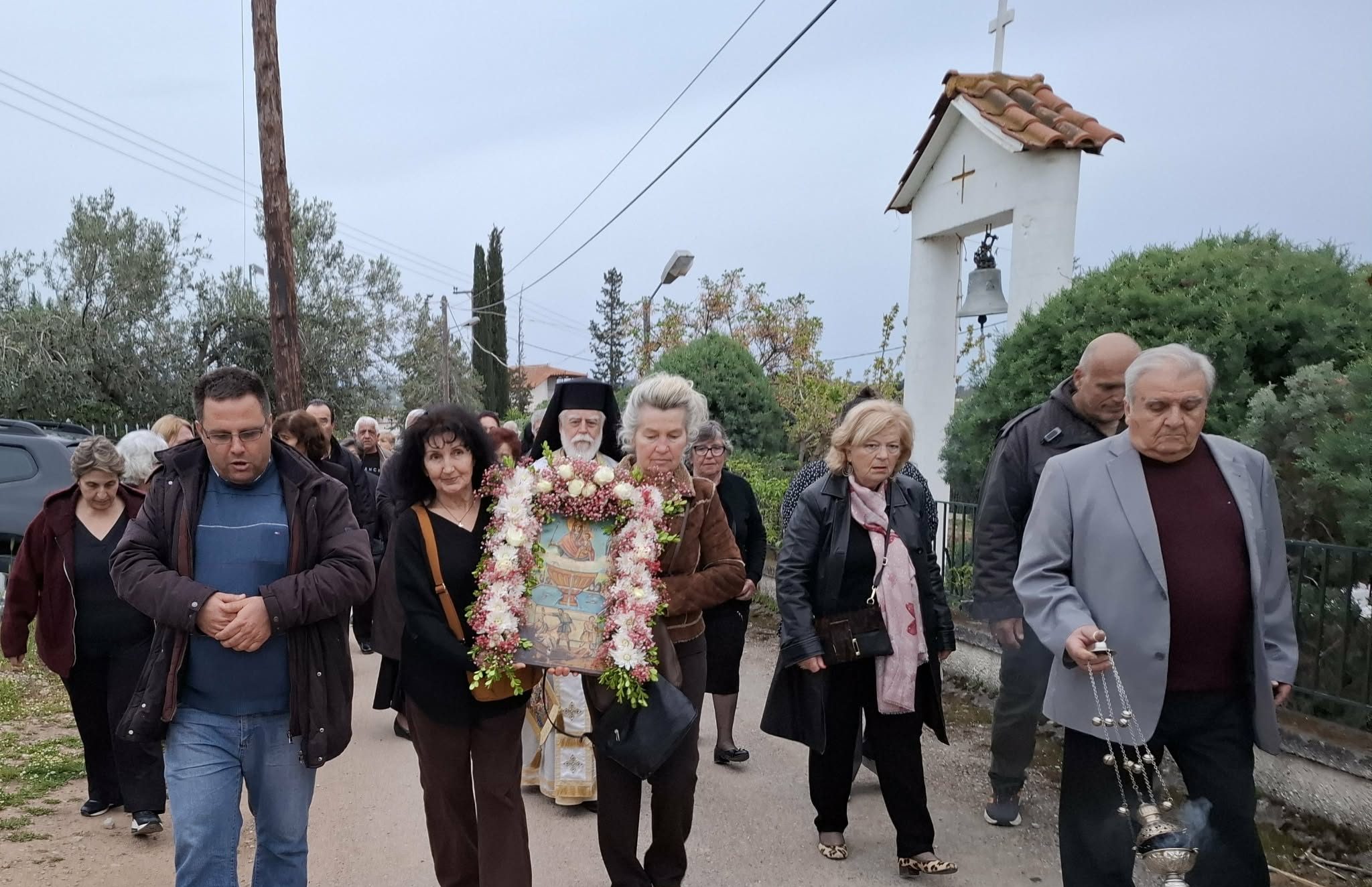 Ρίγη συγκίνησης στην Εύβοια: Γυναίκες σήκωσαν στα χέρια την εικόνα της Ζωοδόχου Πηγής