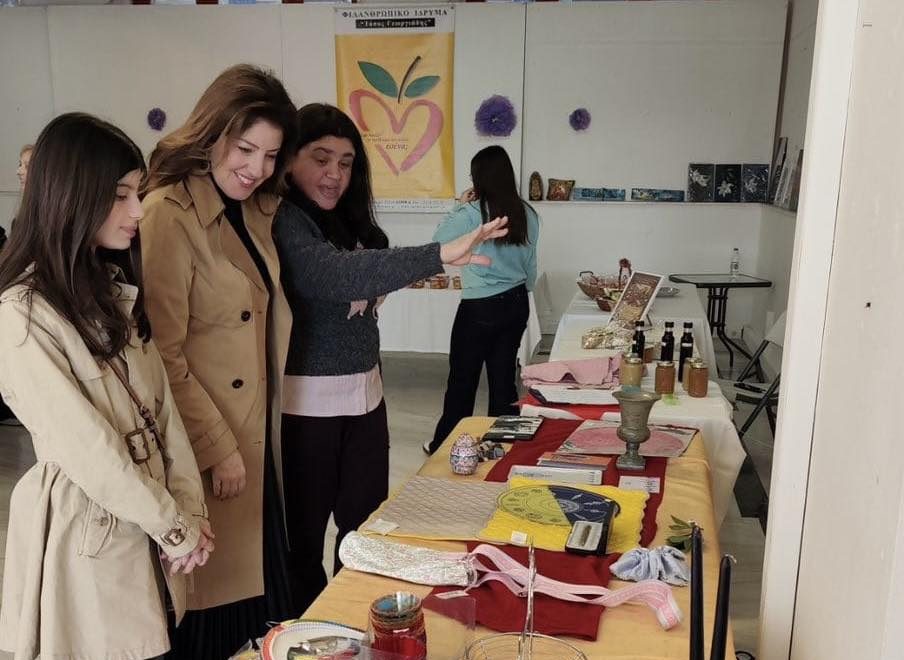 Χαλκίδα: Σε Πασχαλινό Μπαζάρ μαζί με την κόρη της, η Κωνσταντίνα Καραμπατσώλη