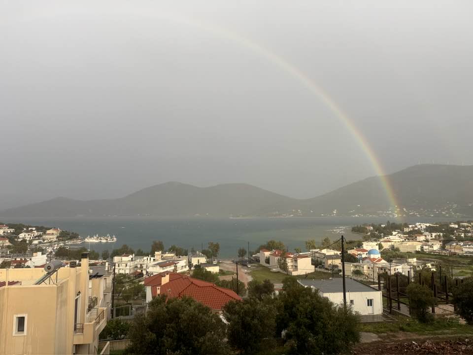 Κακοκαιρία στην Εύβοια: Viral η εικόνα του ουράνιου τόξου σε γραφικό παραλιακό χωριό!