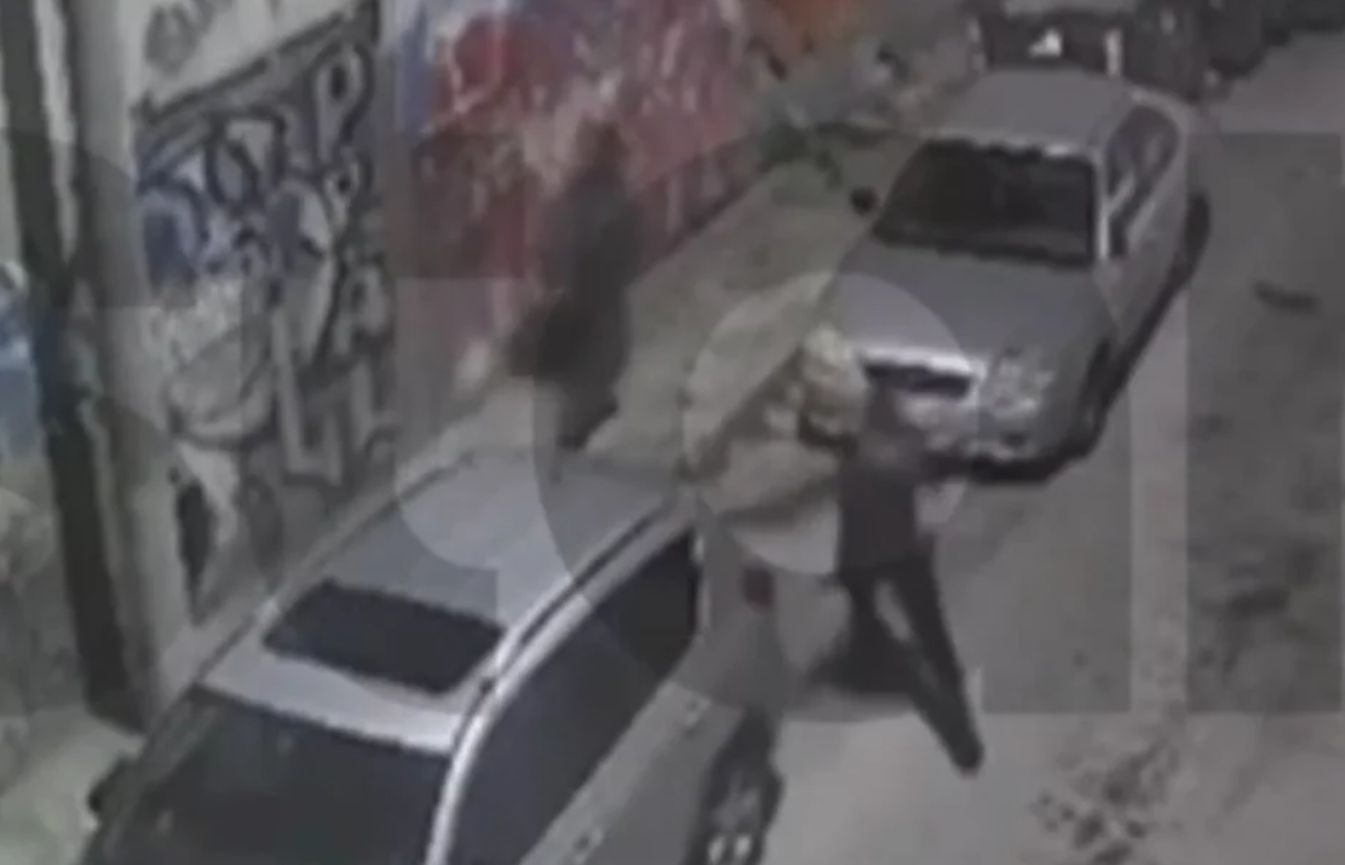 Εξοργιστικό βίντεο: Παλαιστίνιος σπάει αυτοκίνητα στο κέντρο της Αθήνας