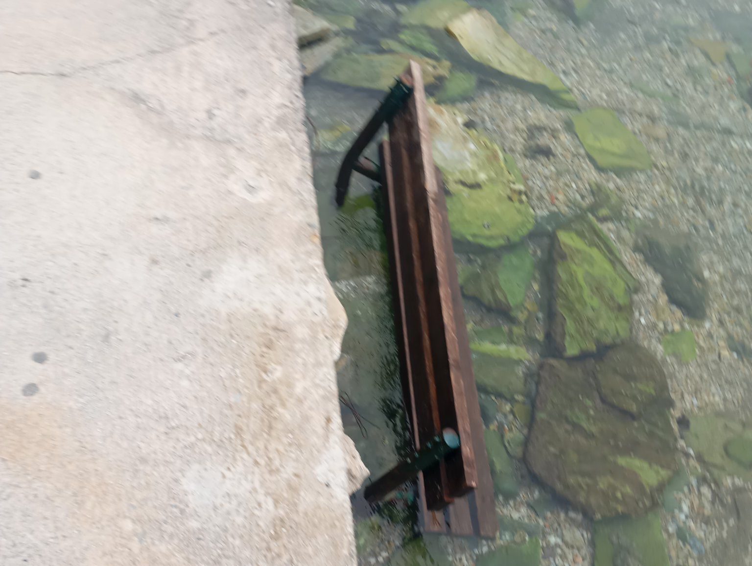 Απαράδεκτες εικόνες στην Εύβοια: Πέταξαν παγκάκι στη θάλασσα