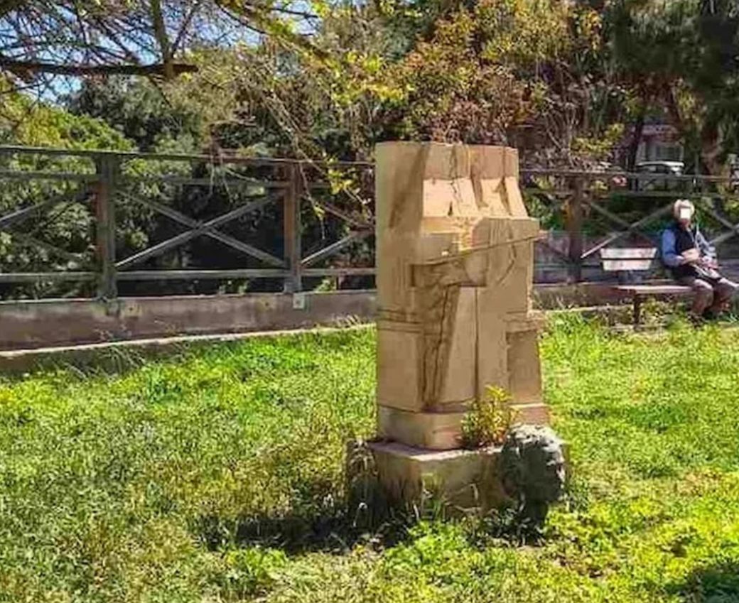 Απαράδεκτες εικόνες: Αποκεφάλισαν προτομή του Νίκου Ξυλούρη στο Ηράκλειο