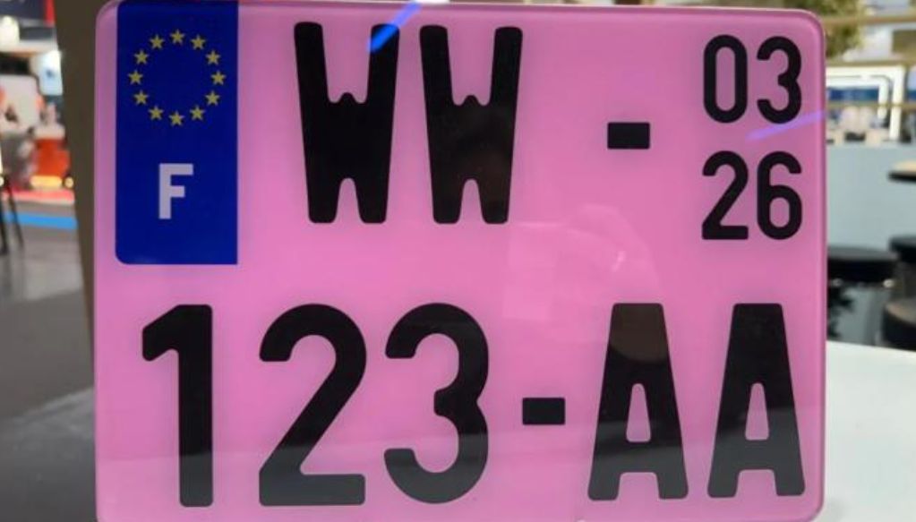 Τι συμβολίζουν οι νέες ροζ πινακίδες ΙΧ που βγήκαν στους δρόμους