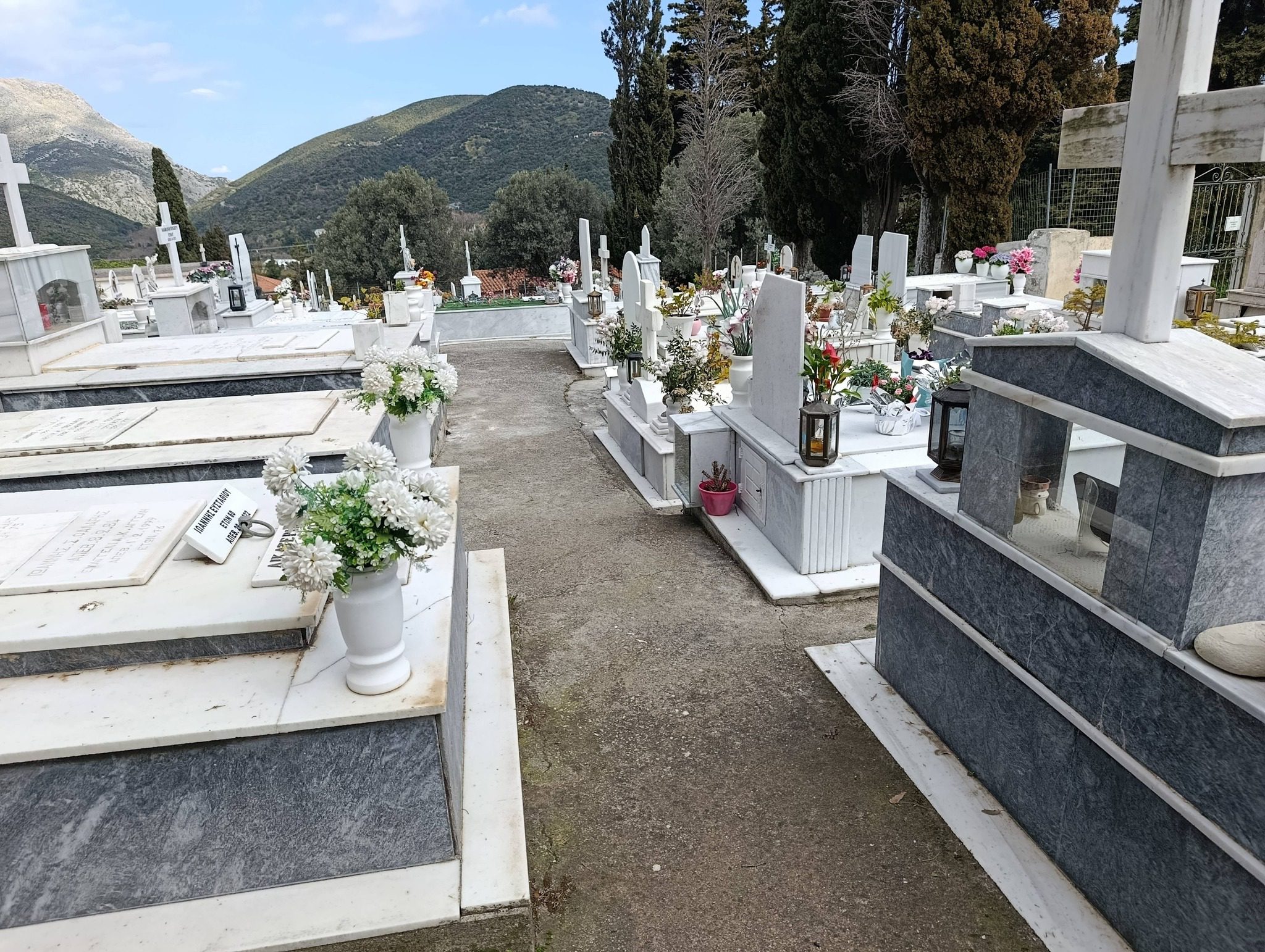 «Έλαμψαν» τα νεκροταφεία της Εύβοιας εν όψει Πάσχα