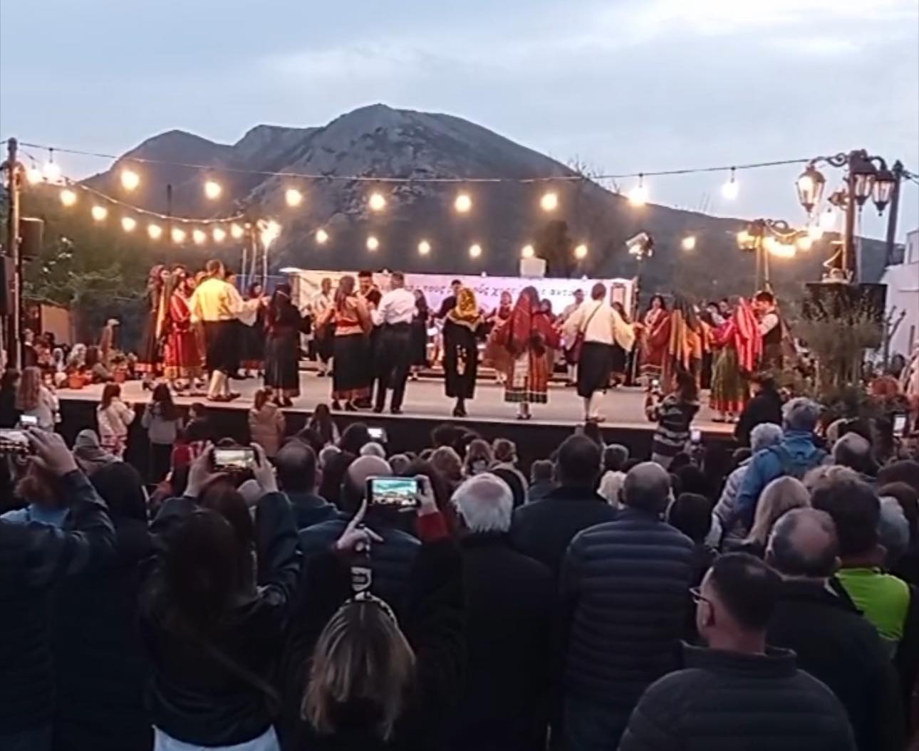 «Βουλιάζει» από κόσμο η Σκύρος: 6ο Παραδοσιακό Αντάμωμα με συλλόγους από όλη την Ελλάδα