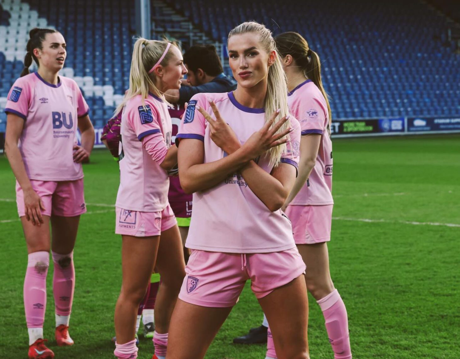 Η σέξι ποδοσφαιρίστρια που έχει «κλέψει τις καρδιές» των φιλάθλων