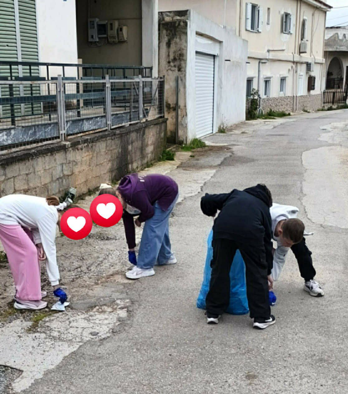 Παιδάκια μάζεψαν σκουπίδια στην Εύβοια