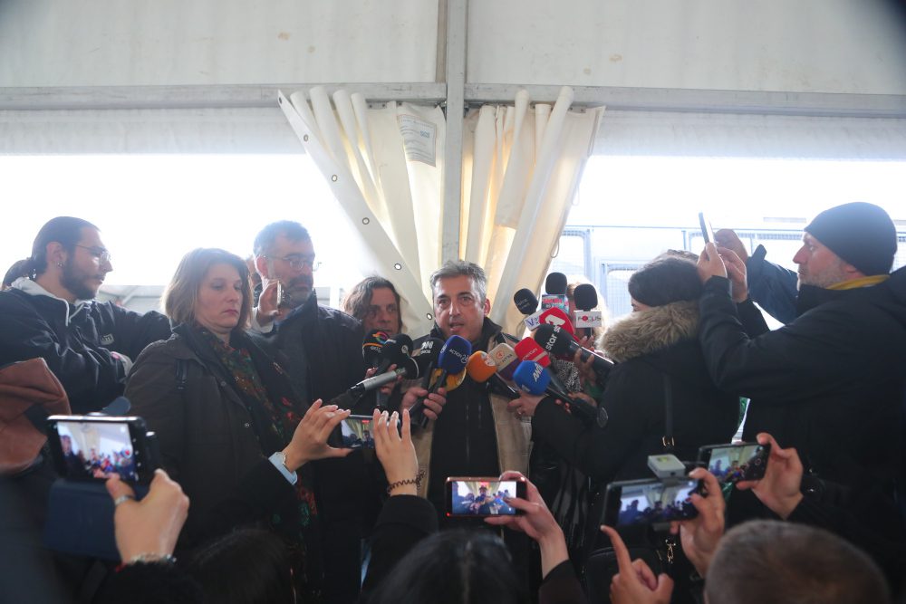 Ένταση και διαμαρτυρίες στη δεύτερη ημέρα της δίκης για την τραγωδία των Τεμπών