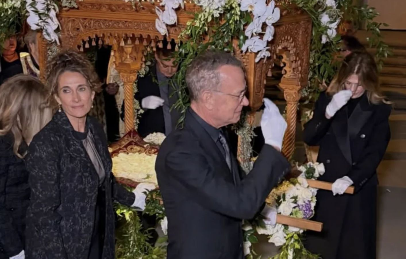 Το ελληνικό Πάσχα στο Χόλιγουντ: Γλέντι, αυγά και τσουρέκια – Ο Τομ Χανκς σήκωσε τον επιτάφιο