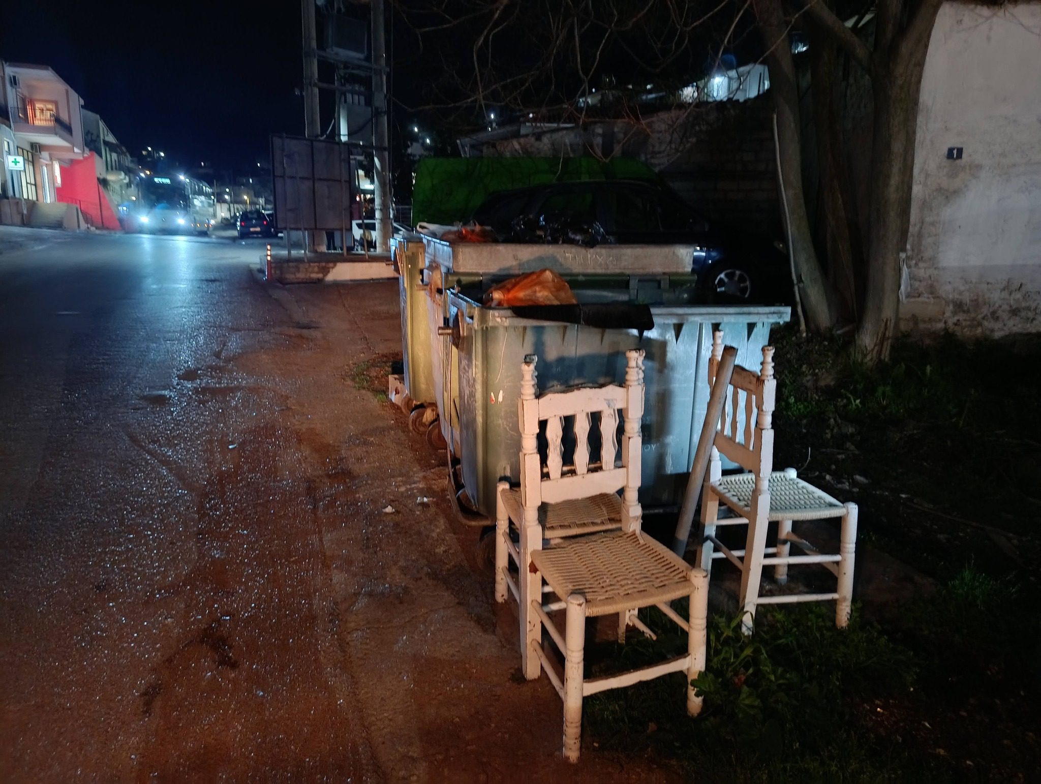 Πέταξαν σκουπίδια δίπλα από κάδους σε χωριό της Εύβοιας