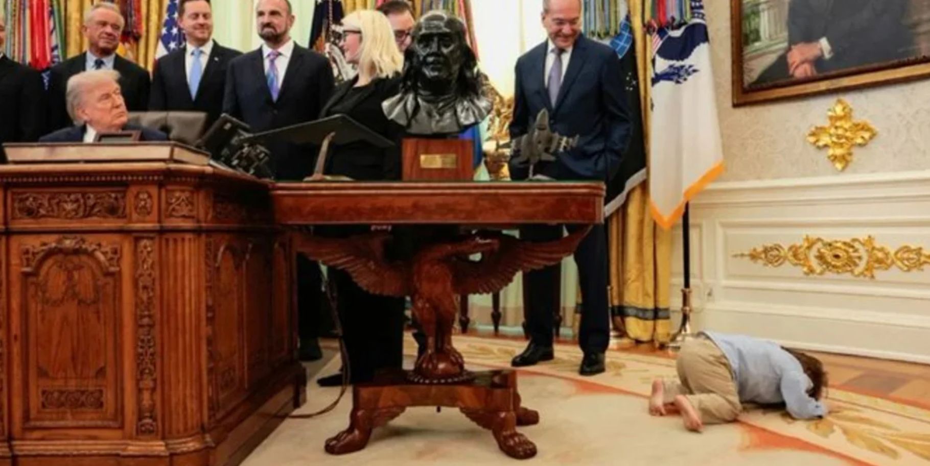 Ο Τραμπ μιλούσε και ένας μπόμπιρας κυλιόταν στο χαλί του Οβάλ Γραφείου