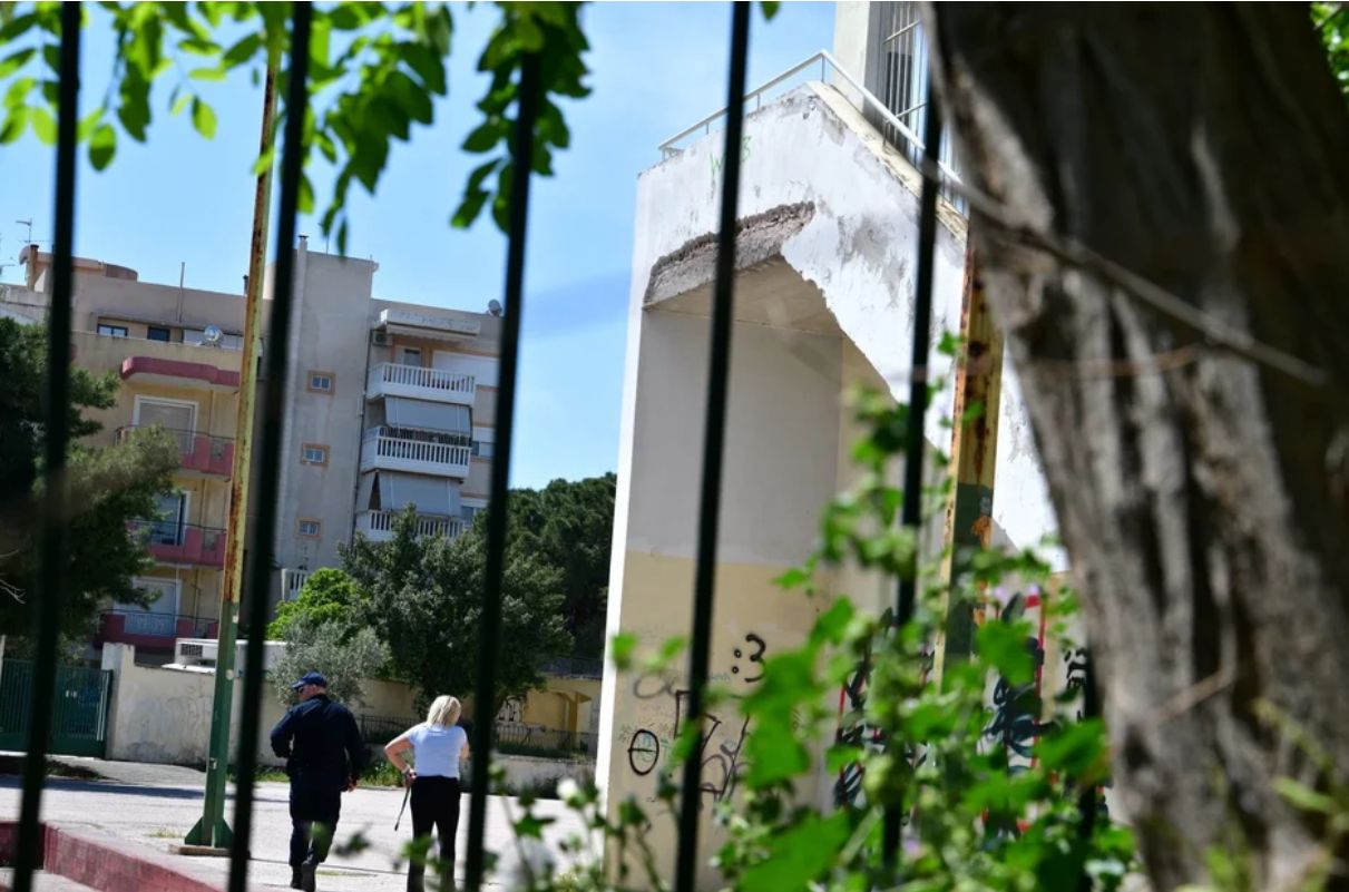 Σε σοκ οι μαθητές στο Χαϊδάρι – «Η 16χρονη έπεσε από το μπαλκόνι με το κεφάλι»