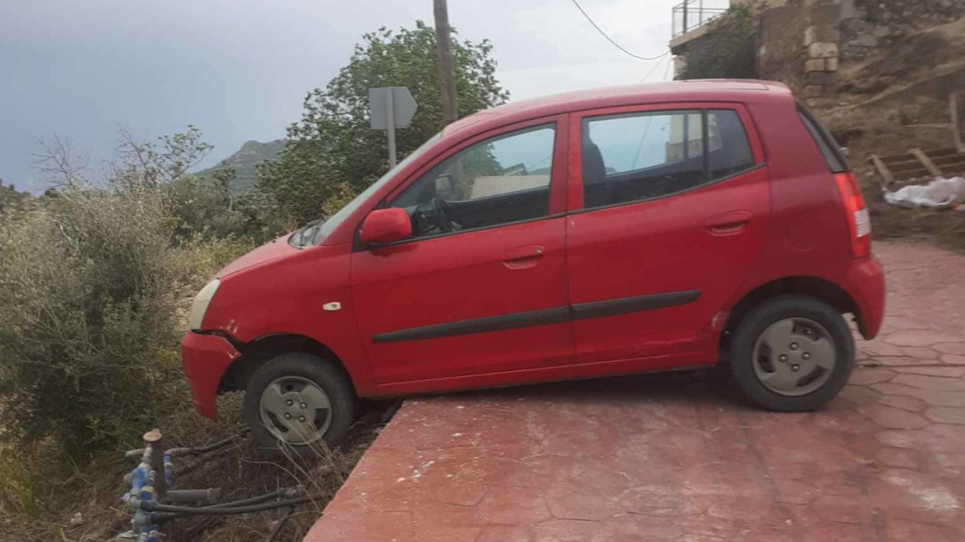 Θυελλώδεις άνεμοι παρέσυραν σταθμευμένο ΙΧ στον Ζαρό