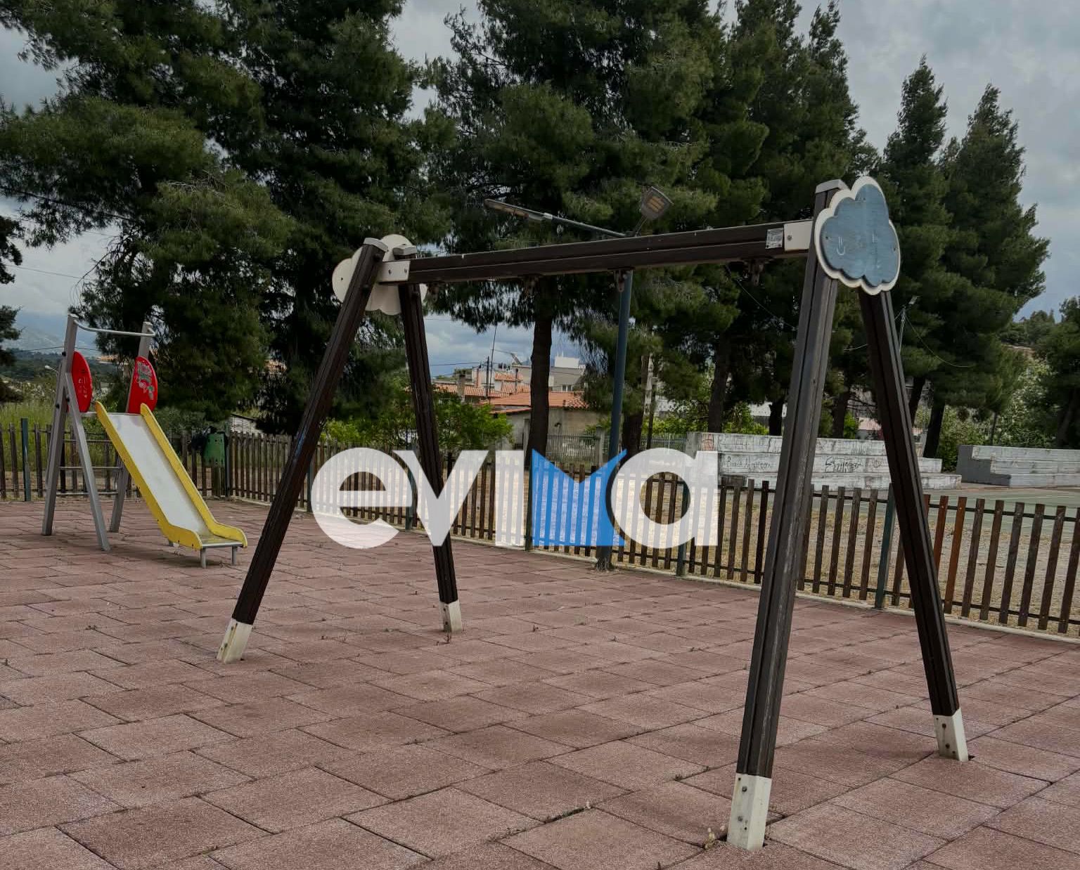 Αδιανόητο περιστατικό στην Εύβοια: Έκλεψαν κούνιες από παιδική χαρά