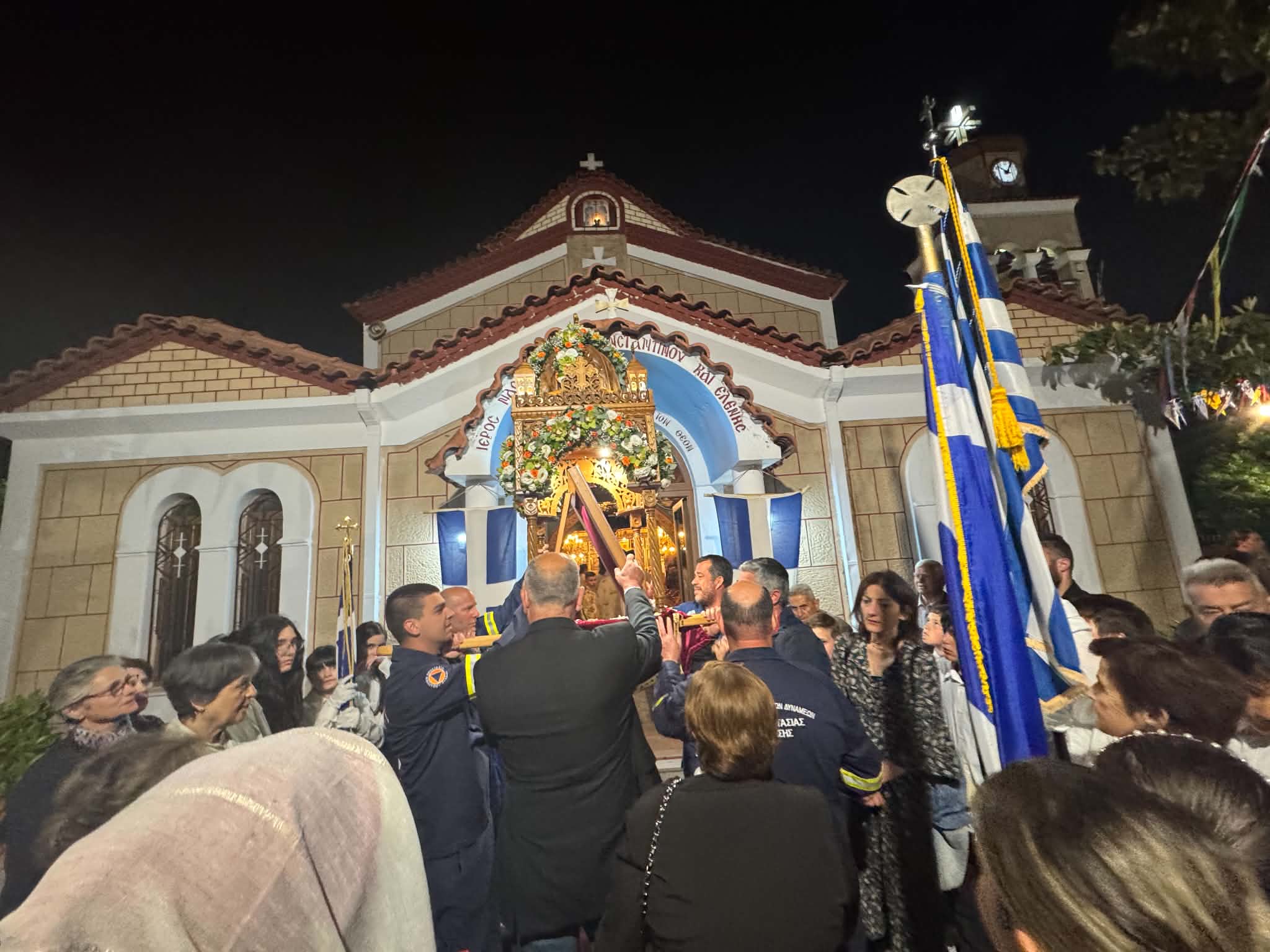 Εύβοια: Πυροσβέστες σήκωσαν στους ώμους την εικόνα του Αγίου Κωνσταντίνου στο Προκόπι