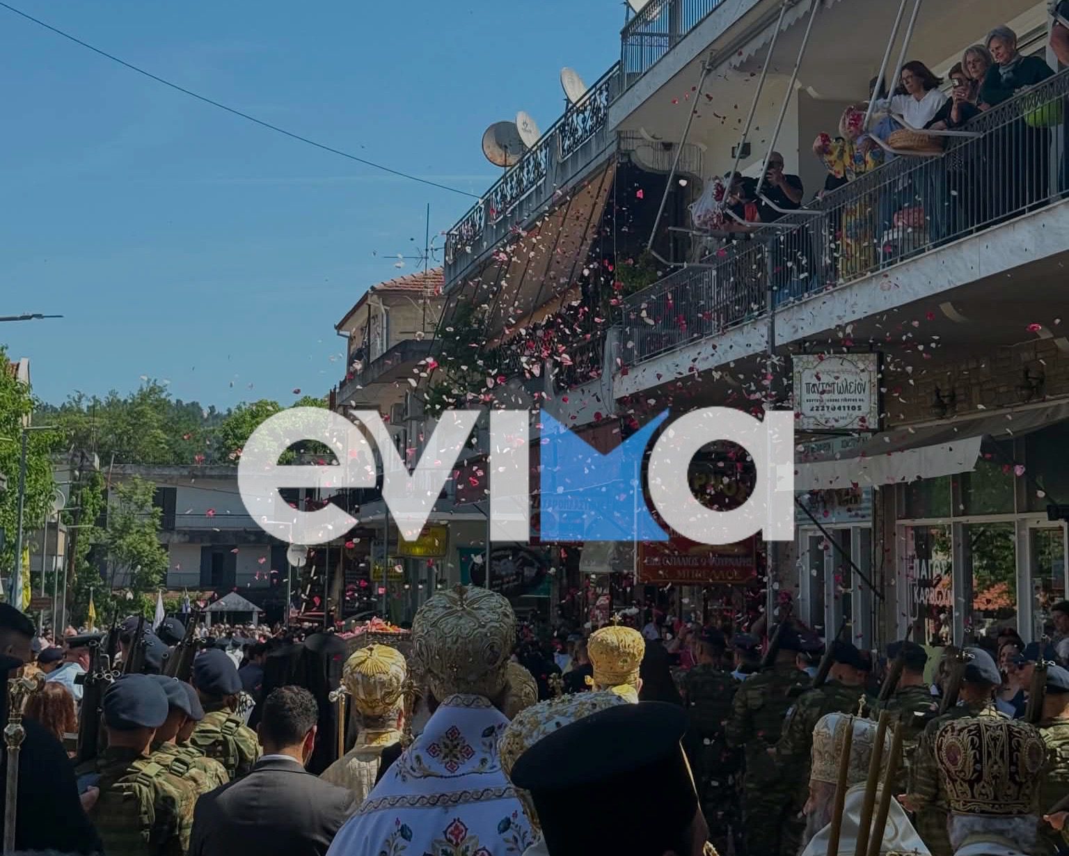 Εύβοια: Συγκίνηση και κατάνυξη στο Προκόπι – Ροδοπέταλα στον δρόμο του Οσίου Ιωάννη του Ρώσου