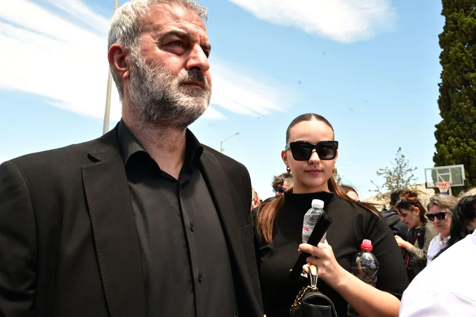 Ράγισαν καρδιές στο τελευταίο «αντίο» στη Γωγώ Μαστροκώστα – Συγκίνησαν ο Τραϊανός Δέλλας και η κόρη τους Βικτώρια