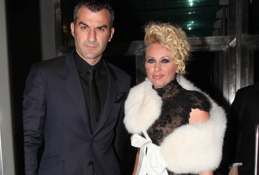 Δήμαρχος Πάτμου για Δέλλα-Μαστροκώστα: «Την πήρε στα χέρια του γιατί δεν μπορούσε να σταθεί όρθια»