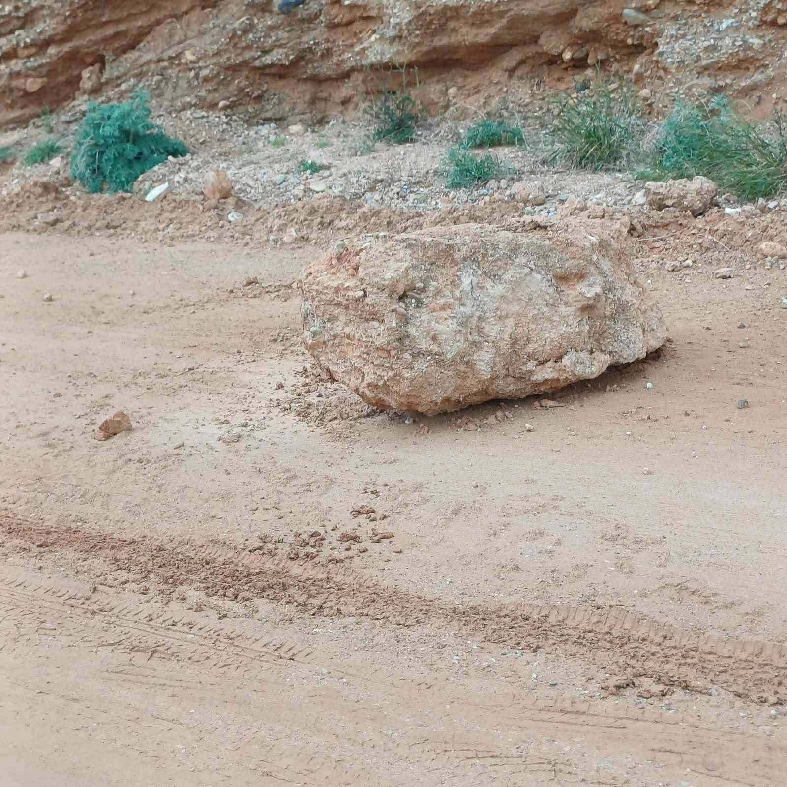 Μεγάλη προσοχή σε πασίγνωστη παραλία της Εύβοιας: Πέφτουν βράχια
