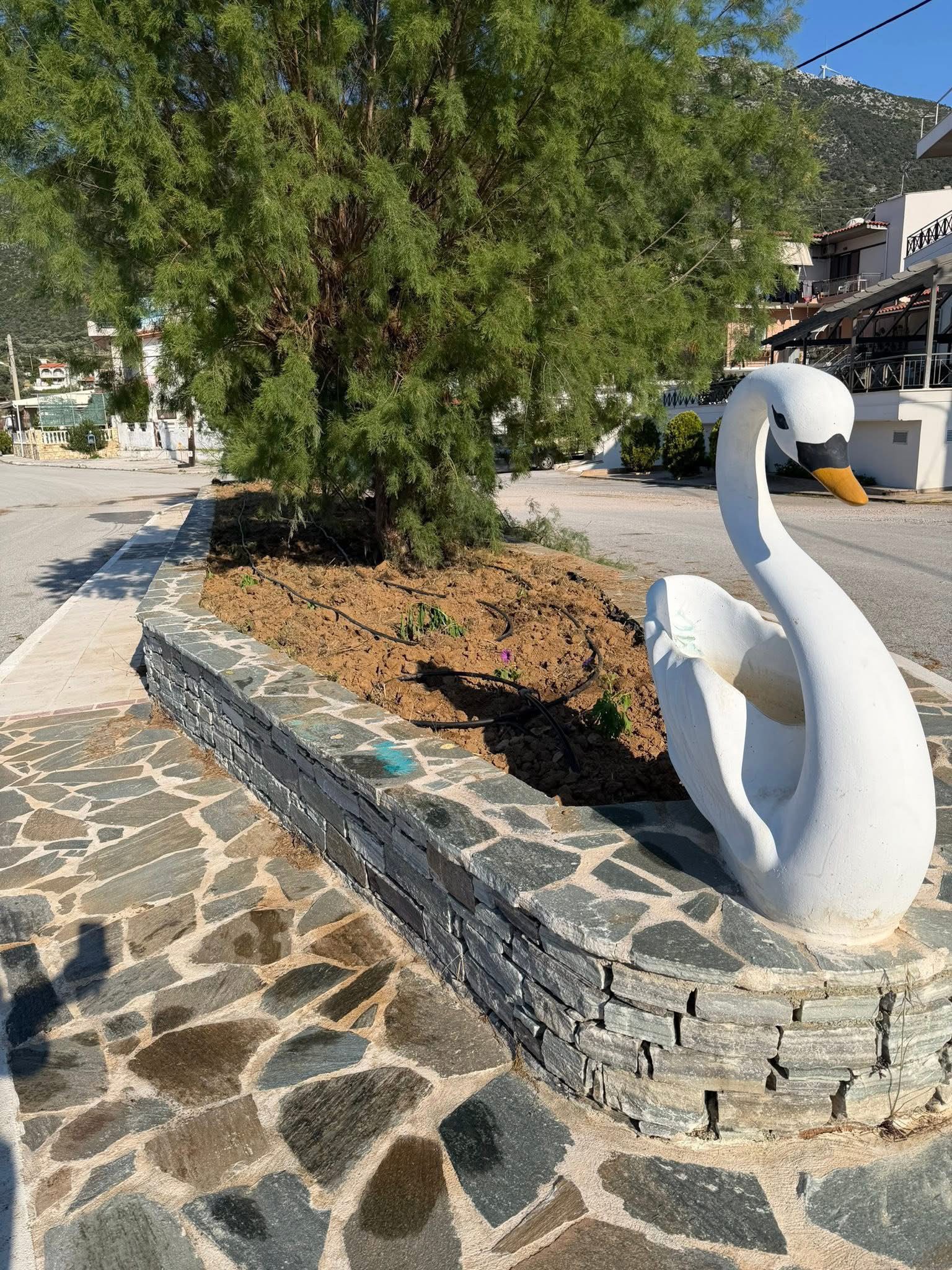 Κάτοικοι καθάρισαν ένα ολόκληρο παραθαλάσσιο χωριο της Εύβοιας