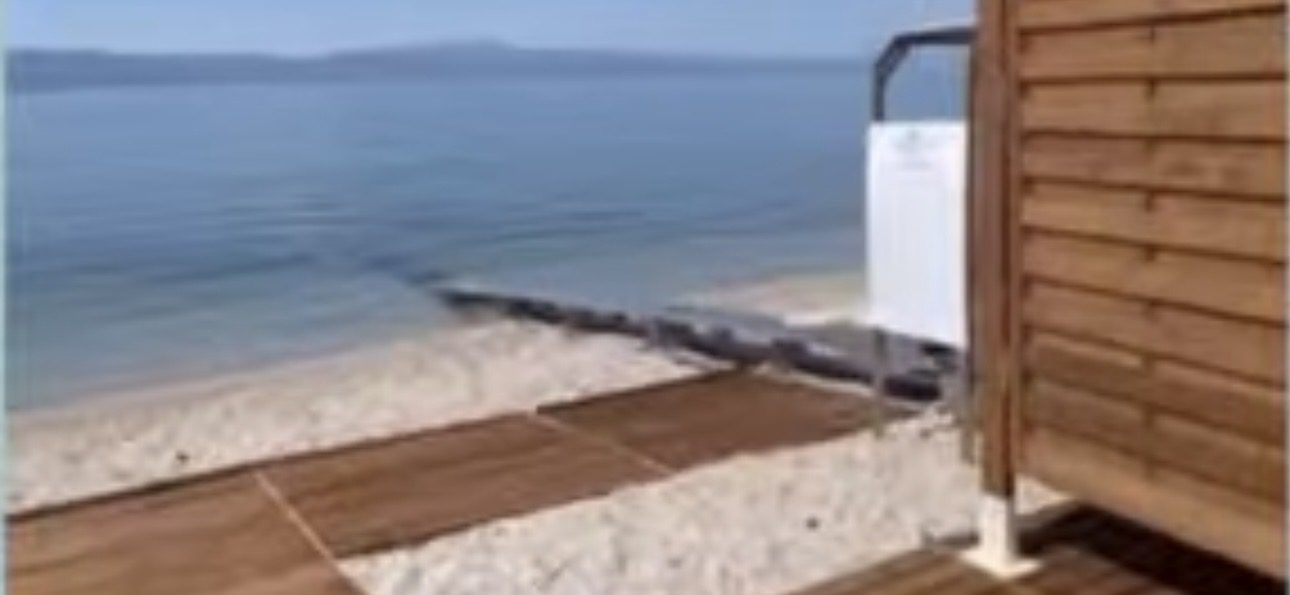 Εύβοια: Δήμος εξοπλίζει τις παραλίες του με ράμπες ΑμεΑ