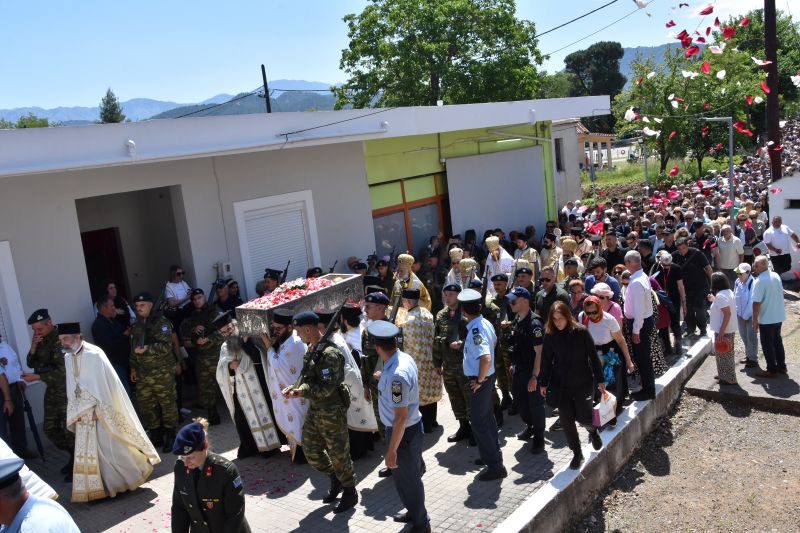Εύβοια: Γέμισε ροδοπέταλα το Προκόπι- Ο θαυματουργός Άγιος ένωσε χιλιάδες πιστούς