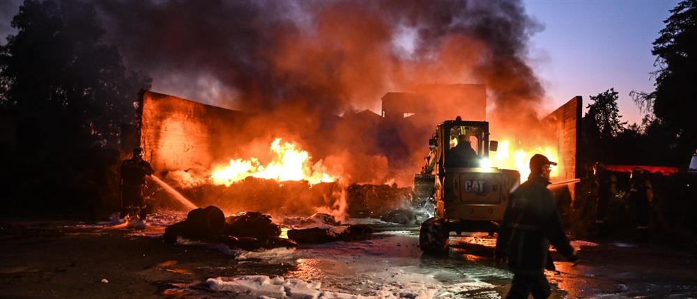 Πάτρα: Υπό έλεγχο η φωτιά σε παλιό εργοστάσιο ελαστικών – Συνεχίζεται η επιχείρηση