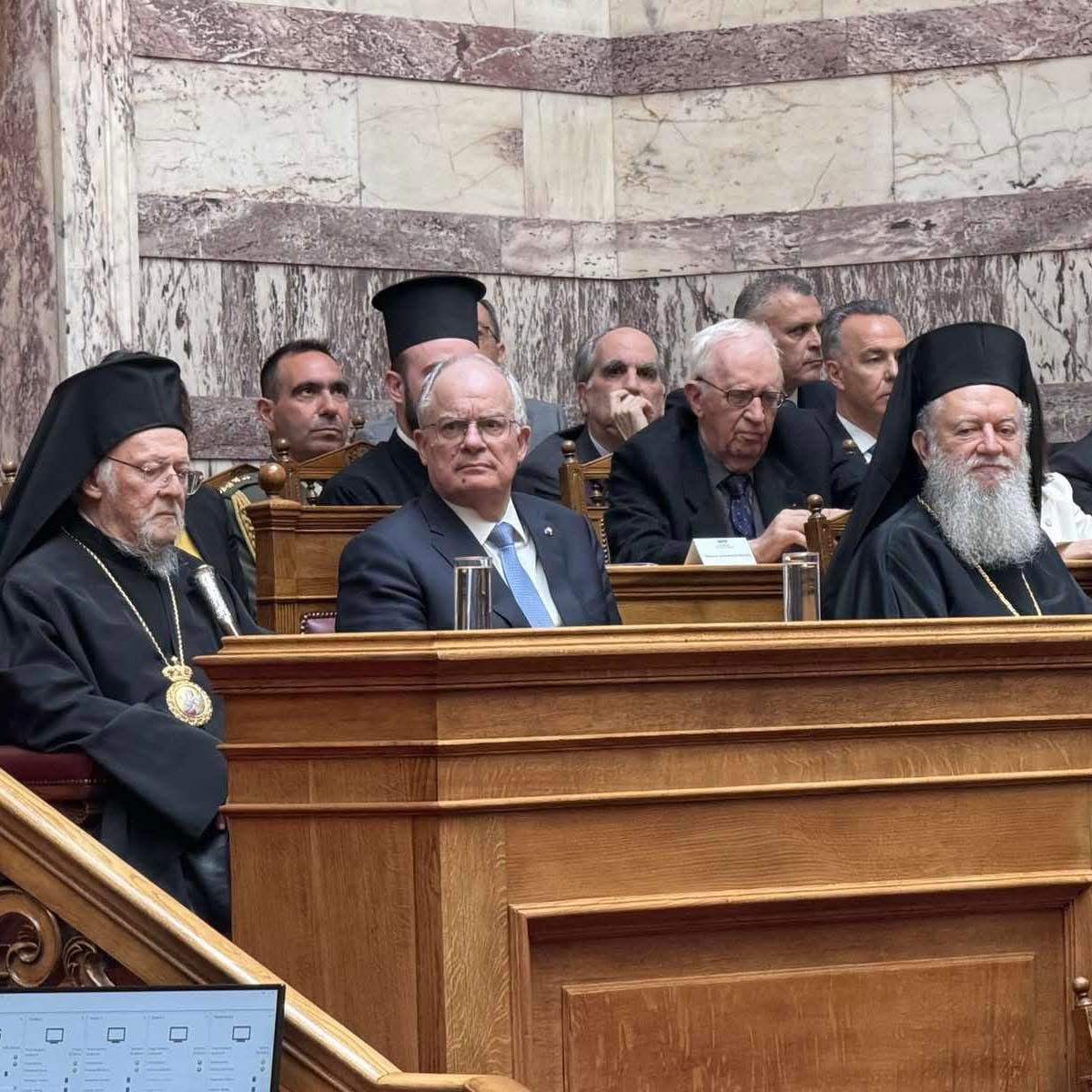 Συγκίνηση και ιδιαίτερη τιμή για τον Μητροπολίτης Χαλκίδος στη Βουλή!