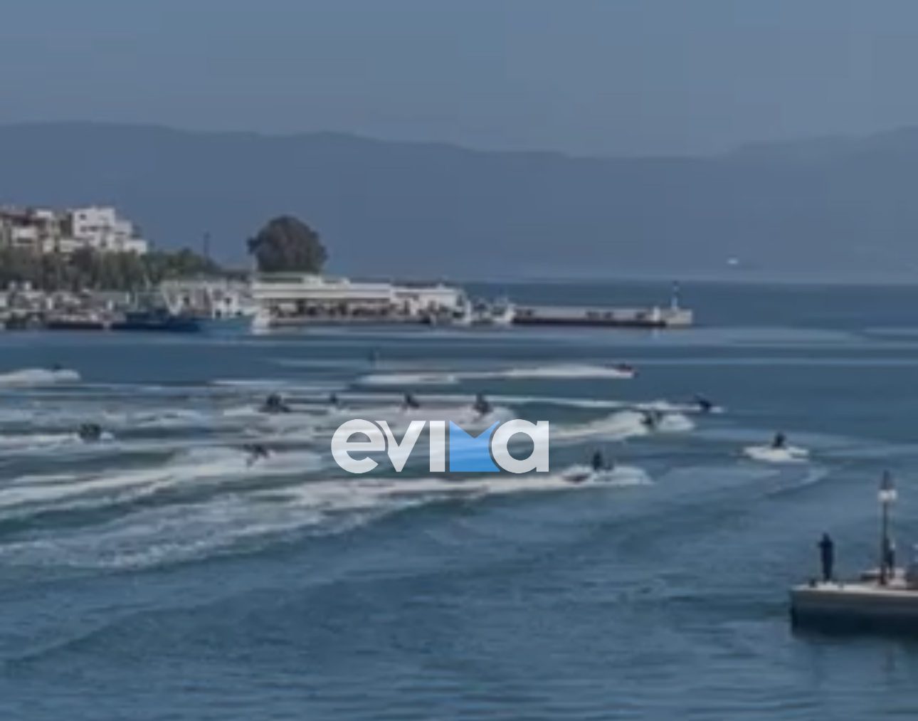 Χαλκίδα: Εντυπωσιακή επέλαση jet ski στα τρελά νερά! Δείτε βίντεο
