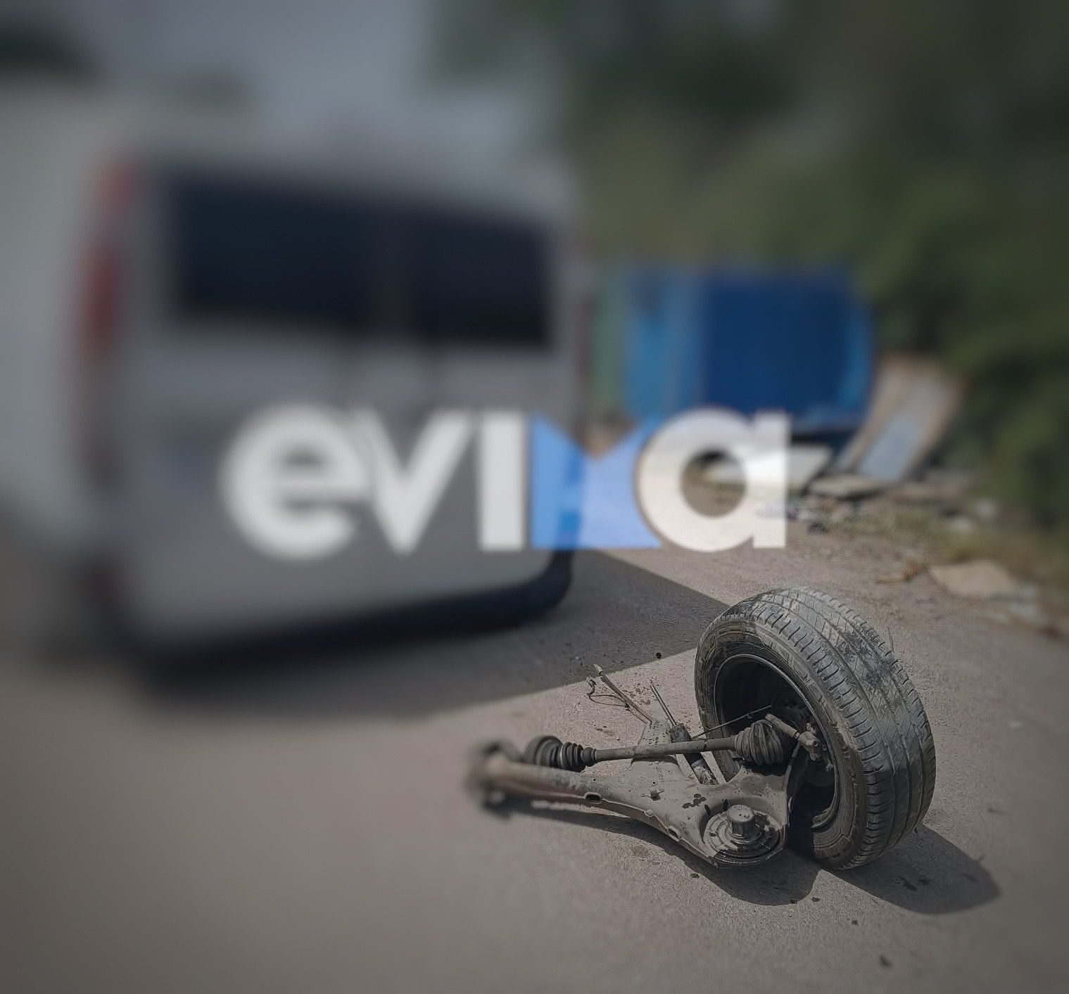Τροχαίο με σφοδρή σύγκρουση στην Ερέτρια – Ξηλώθηκε ρόδα από φορτηγάκι