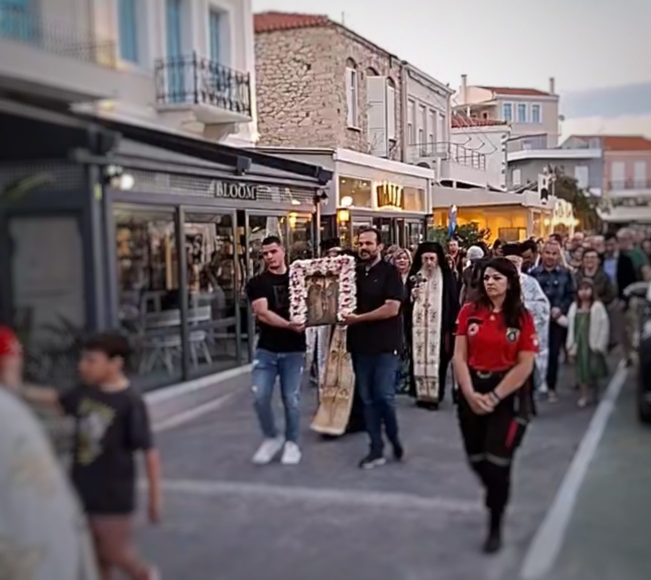 Γιορτάζει γραφικό παραλιακό χωριό στην Εύβοια! Ρίγη συγκίνησης στη λιτανεία