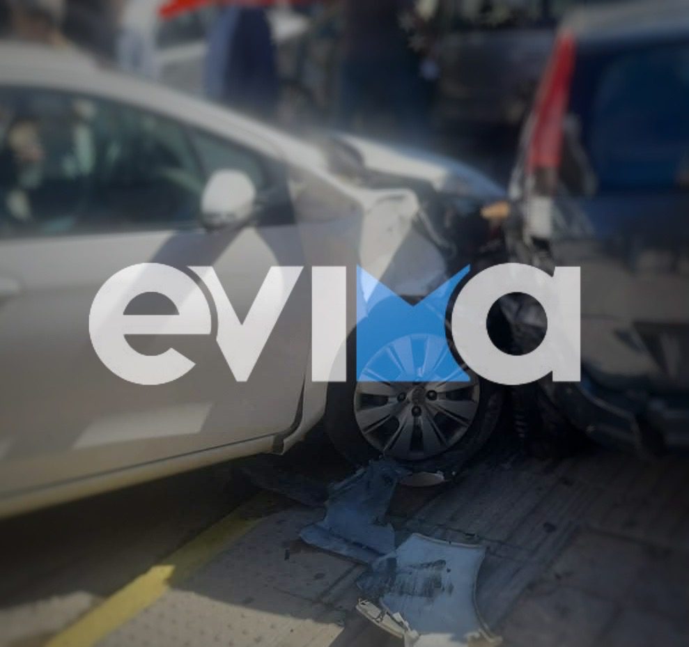 Σοκαριστικό τροχαίο στην Εύβοια: ΙΧ έπεσε πάνω σε σταθμευμένα οχήματα σε κεντρικό εμπορικό δρόμο