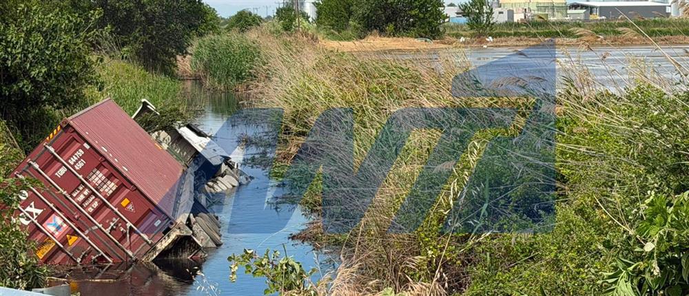 Χαλάστρα: Νταλίκα εξετράπη της πορείας της και κατέληξε σε ρέμα (εικόνες)