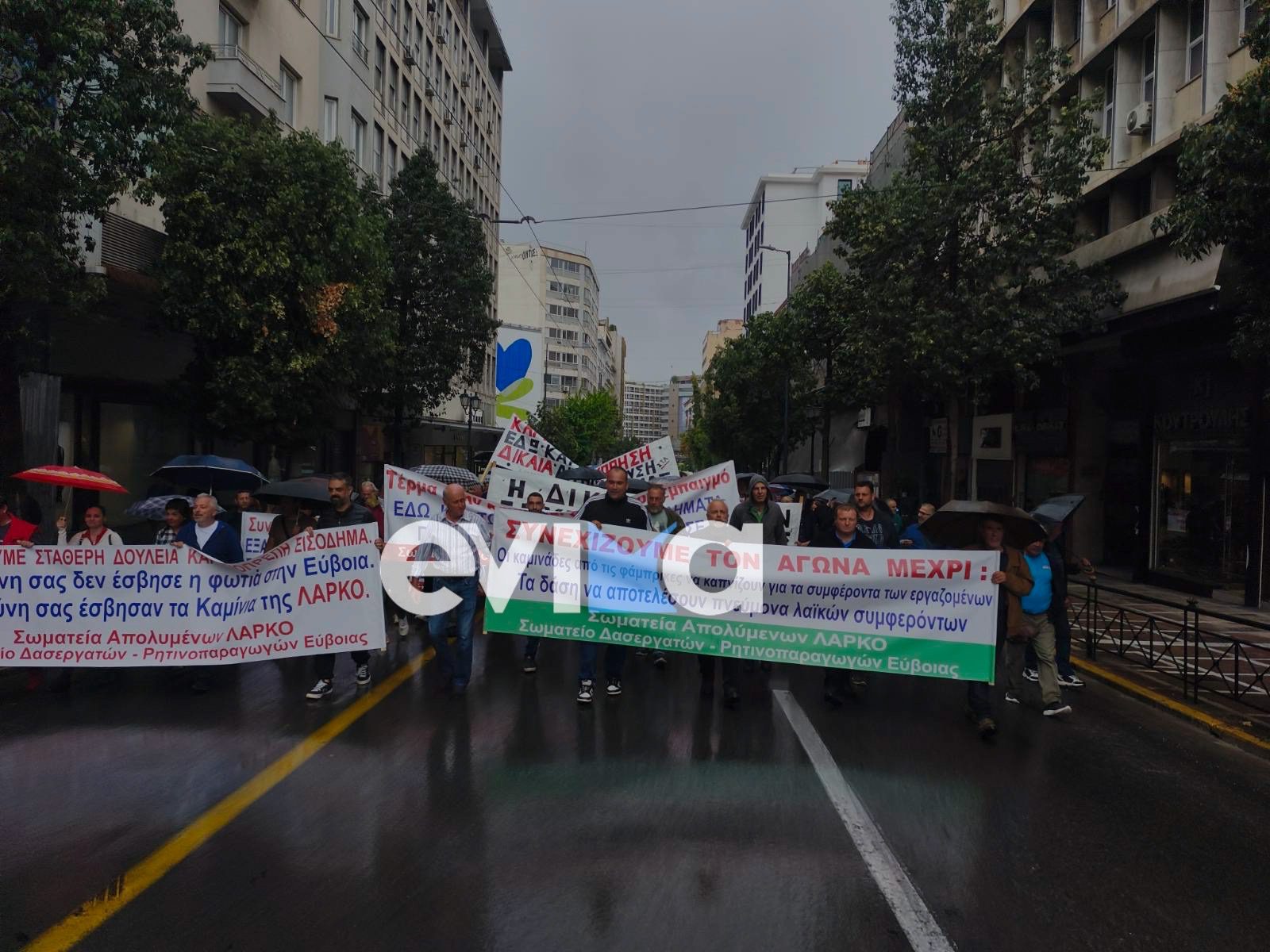 Υπό βροχή η συγκέντρωση των αγροτών, ρητινοκαλλιεργητών και δασεργατών της Εύβοιας στην Αθήνα