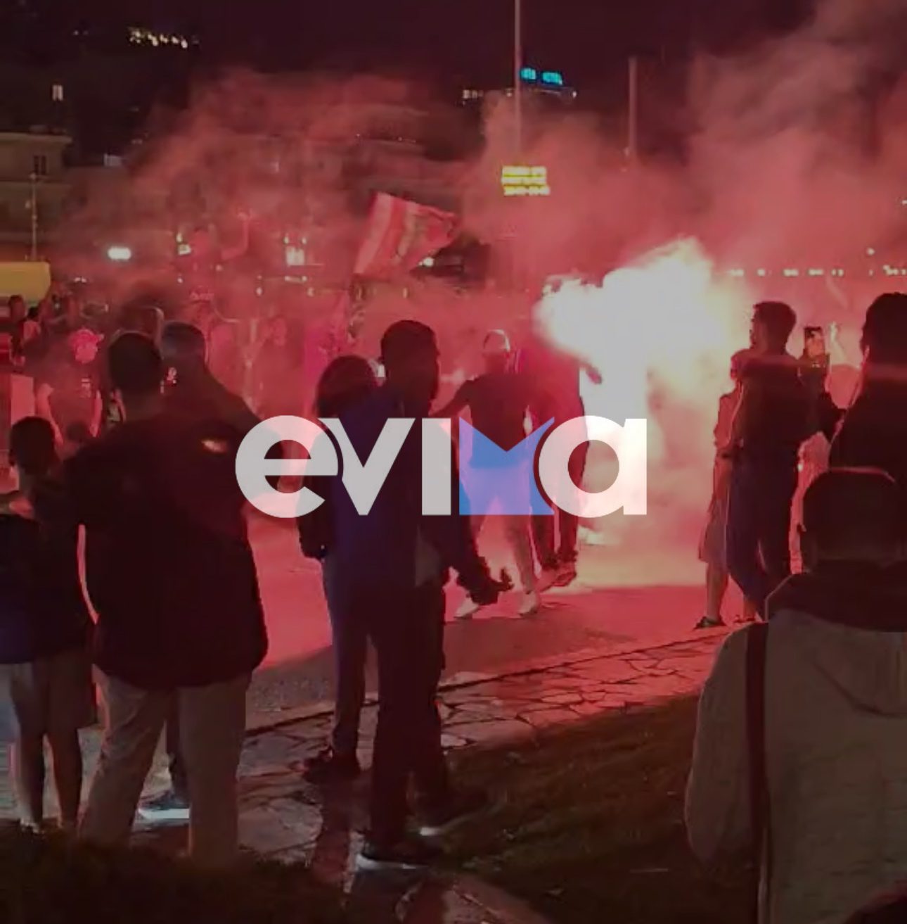 Τρελοί πανηγυρισμοί φιλάθλων του Ολυμπιακού στην Εύβοια