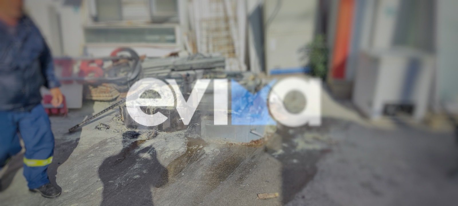 Φωτιά έξω από σούπερ μάρκετ στην Εύβοια