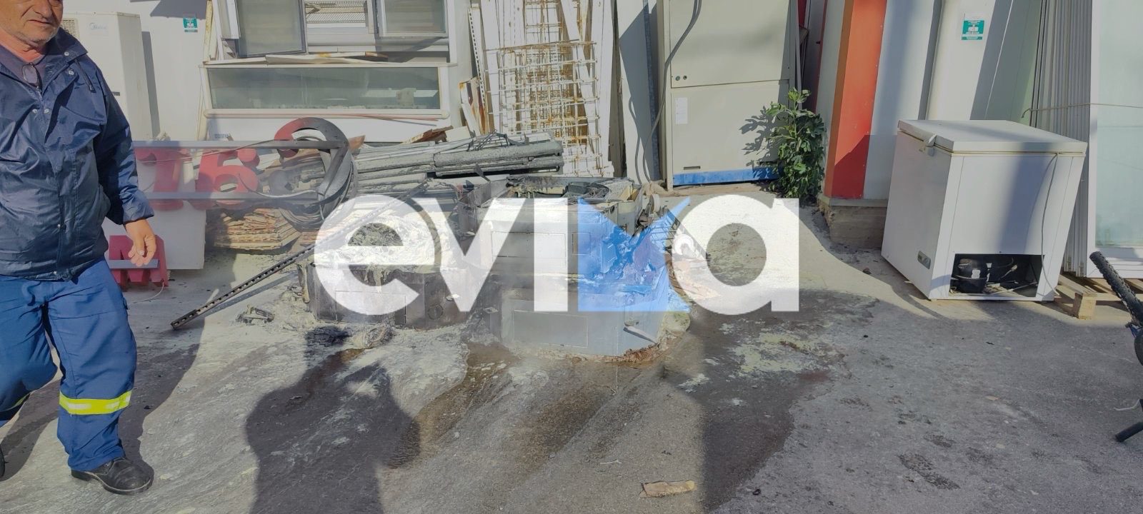 Φωτιά έξω από σούπερ μάρκετ στην Εύβοια