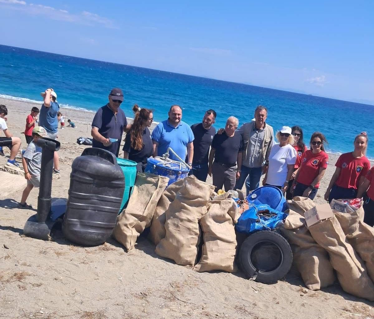 Αντιδήμαρχοι, εθελοντές, μαθητές και δάσκαλοι καθαρίσαν παραλία στην Εύβοια!