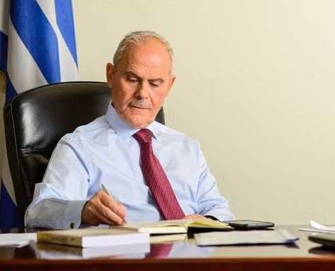 Ο Φάνης Σπανός αποχαιρετά τον υφυπουργό Περιβάλλοντος Νίκο Ταγαρά