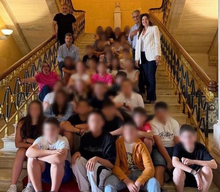 Η Κωνσταντίνα Καραμπατσώλη πήγε κι άλλους μαθητές της Εύβοιας στη Βουλή