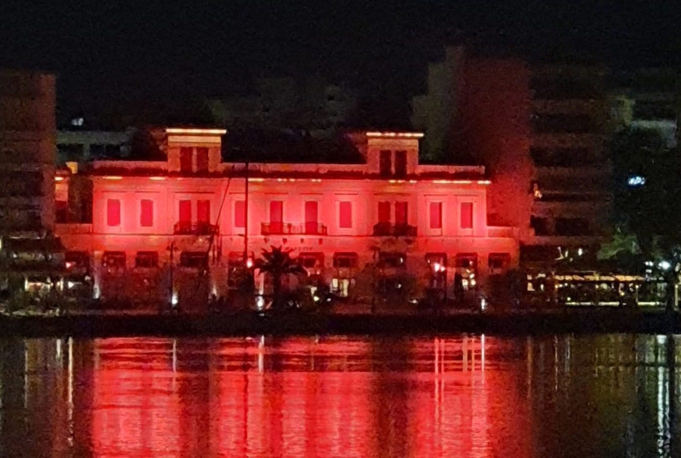 Γιατί φωταγωγήθηκαν δημαρχεία στην Εύβοια