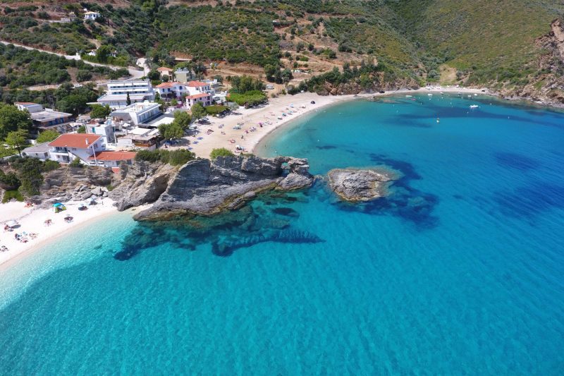Μαθητές δημοτικού καθάριζαν μια ολόκληρη παραλία στην Εύβοια