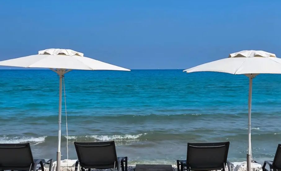 Tα ξενοδοχεία βάζουν τέλος στον «αγώνα για τις ξαπλώστρες»
