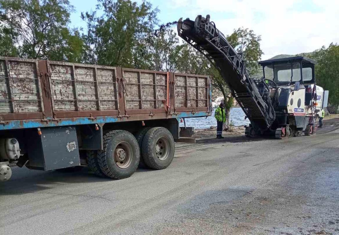 Ξεκίνησε η ασφαλτόστρωση σε μεγάλη παραλία της Εύβοιας