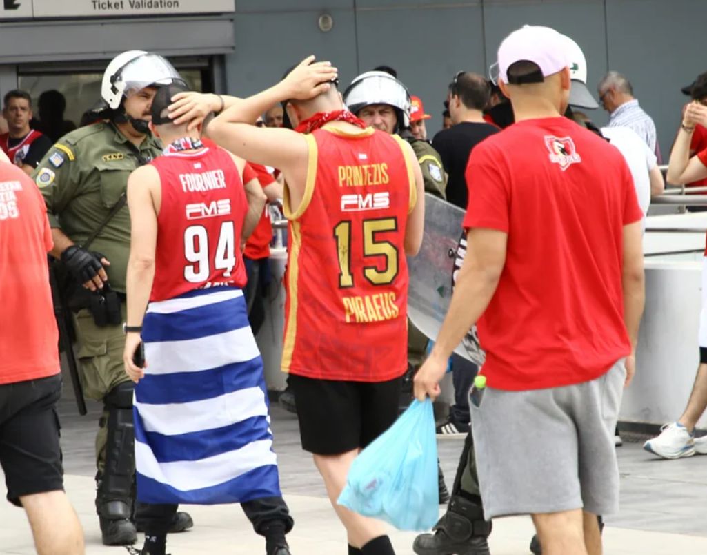 Final 4: Χαμός από οπαδούς του Ολυμπιακού πριν το μεγάλο τζάμπολ -Καπνογόνα οι οπαδοί της Φενέρ